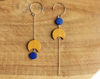 Boucles d'oreilles asymétriques en Cuir Bleu et Jaune moutarde crochet en Gold-filled or 14 carats Modèle Nouvelle Lune