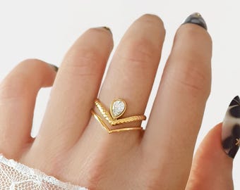 Gold chevron and cristal teardrop double strand ring in stainless steel - Minimalist ajustable textured gold chevron ring with drop crystal