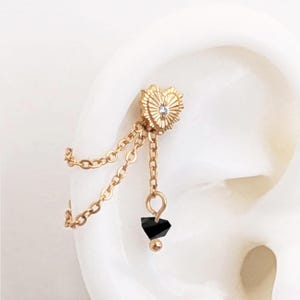 Catena per orecchie in cristallo nero per piercing a conchiglia elicoidale in acciaio inossidabile dorato. Catenella in cristallo nero per piercing o orecchini a cerchio a 2 fori