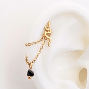 Doppia catena di cristalli neri per piercing o orecchini a bottone. Catenella per piercing a conchiglia Helix o orecchini a cerchio collegati in acciaio inossidabile dorato
