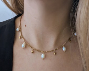 White freshwater pearl choker . Stainless steel gold or silver freshwater pearl short necklace . Boho summer bride necklace . Layer choker