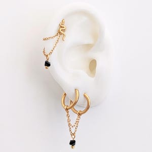 Doppelte schwarze Kristallkette für Piercing oder Ohrstecker. Helix-Conch-Piercing-Ohrkette oder verbundene Creolen aus goldfarbenem Edelstahl.