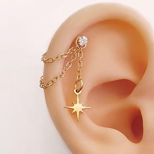 Helix-Conch-Piercingkette aus 18-karätig vergoldetem Metall mit Polarstern. Vergoldete Edelstahl-Ohrkette für Creolen.