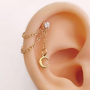 Chaîne d'oreille mini lune pour piercing hélix conch & mini piercing cristal . Chaine oreille pour créoles reliées en acier inoxydable doré