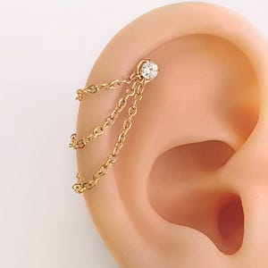 Dreifachkette & Kristall-Helix- oder Conch-Piercing. Kettenohrring mit 3-mm-Zirkon-Piercing