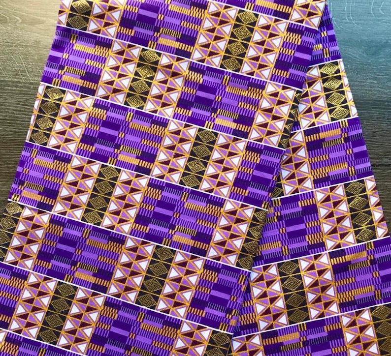 Puede incluir: Una tela doblada con un patr&oacute;n geom&eacute;trico en tonos morado, dorado, negro y blanco. El dise&ntilde;o presenta formas repetidas, incluyendo tri&aacute;ngulos y rect&aacute;ngulos, creando una apariencia compleja y texturizada. La tela parece nueva y sin usar.
