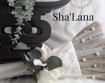 Escoba nupcial Sha'Lana™ / Satén color marfil, perlas, flores de magnolia / Ceremonia de salto de la escoba