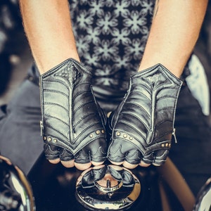 Leather EnArmored fingerless leather gloves- Unisex | python | festival wear | handmade | cosplay | black | brass