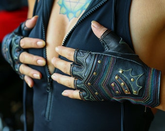 Rainbow warrior fingerlose Lederhandschuhe - Unisex | Festivalkleidung | Handarbeit | Kostüm | schwarz | Messing