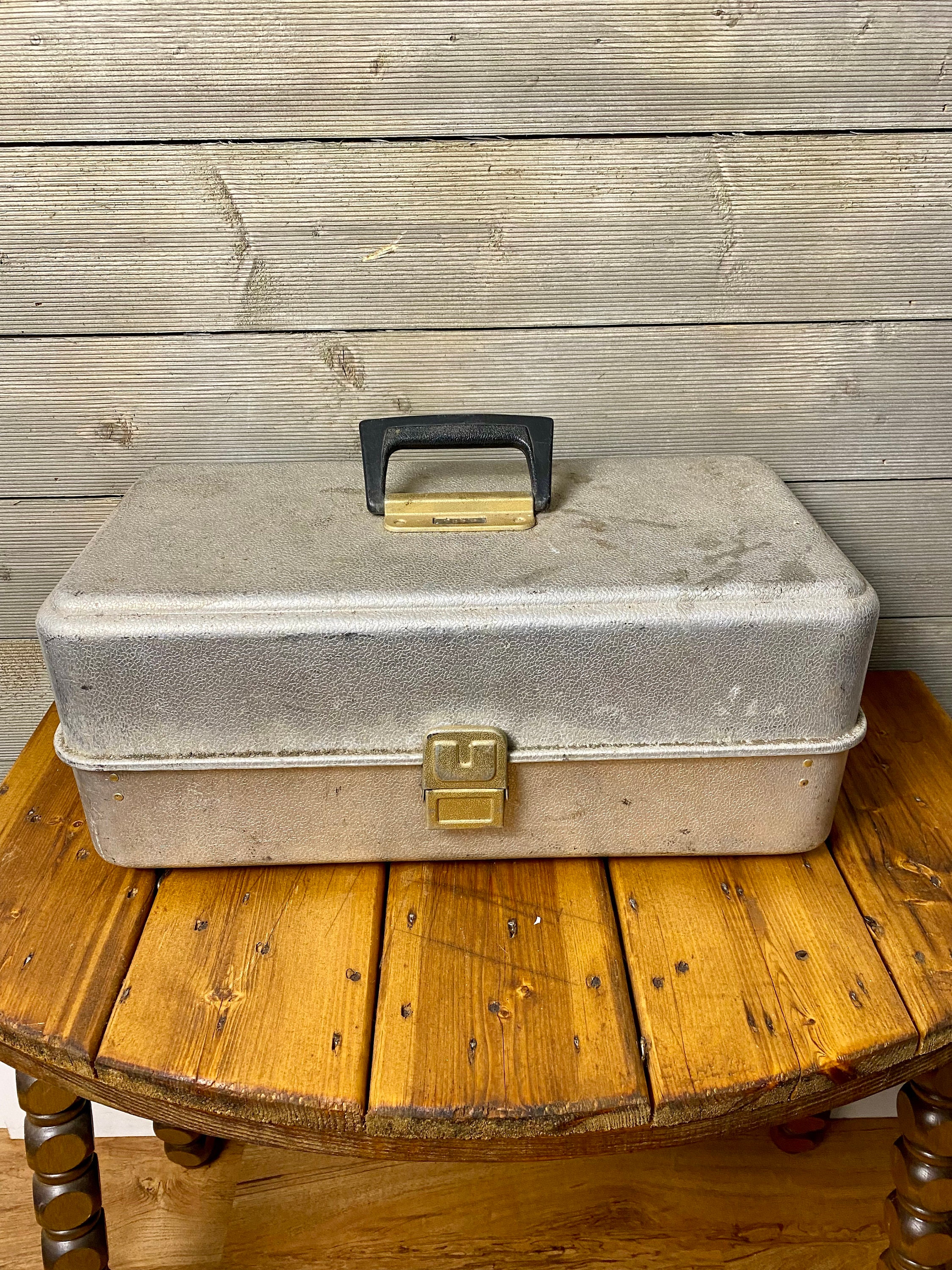 Vintage Aluminum Umco 205A Fishing Tackle Box With Three Tier Organizer 