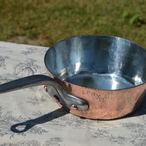 Pentola professionale Windsor antica francese in rame da 2,3 mm con rivestimento in stagno, manico in ferro forgiato che mostra i segni del tempo.