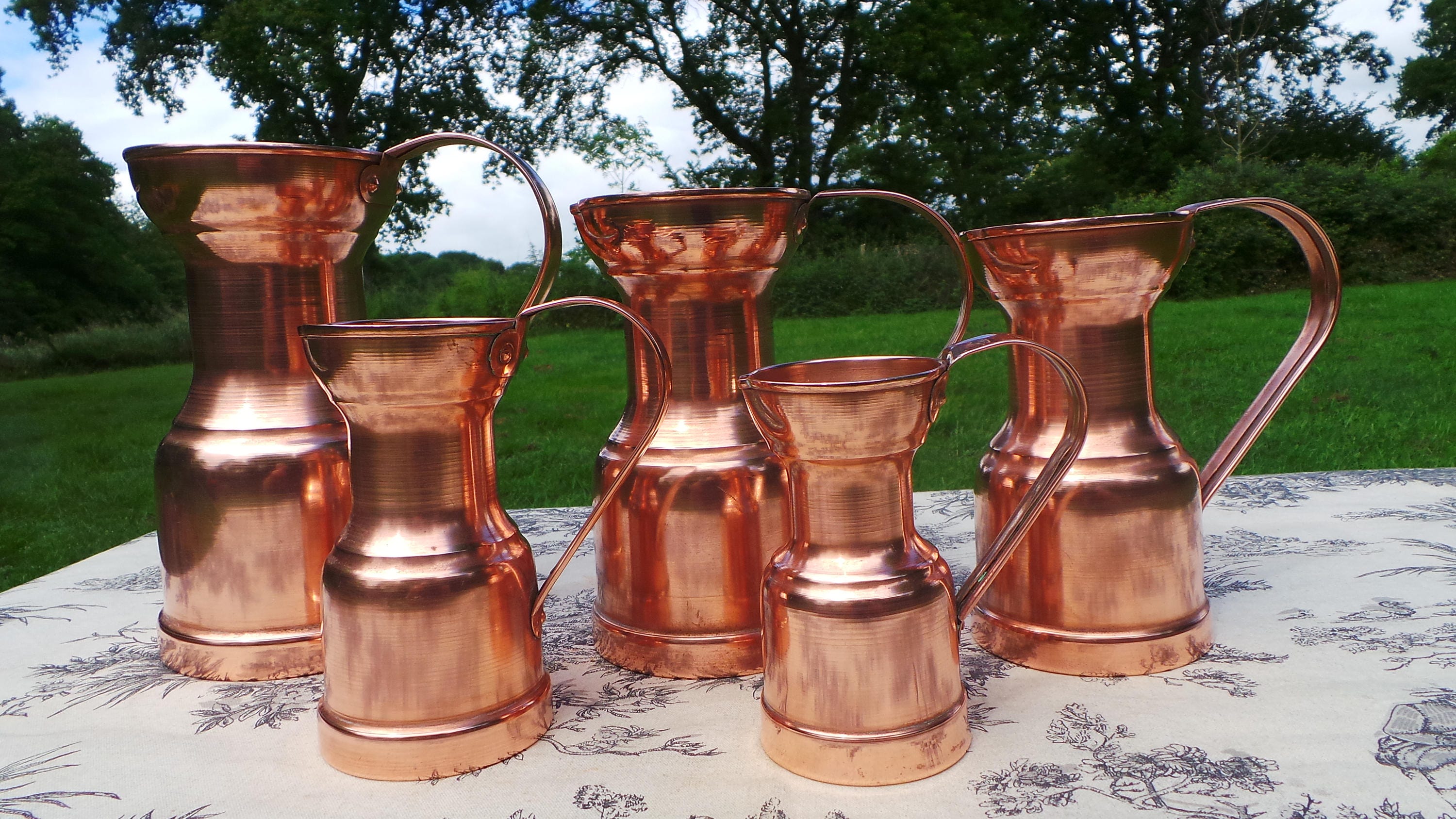 Pichets en Cuivre Vintage Français Ensemble Cinq Tasses Graduées Tasses Tankards Poignées Bon Ensemb