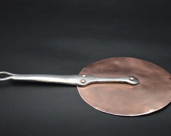 Antieke Franse koperen platte splash deksel 20,6 cm 8 1/8" 730 gram 1lb 9,8 ozs deksel koperen klinknagels smeedijzeren handvat drie koperen klinknagels