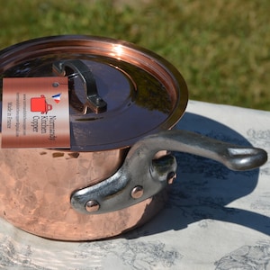 Vintage Kupferpfanne, 2,5 mm, 16 cm (7 Zoll), französischer Profi-Topf, Stielkasserolle, neuer Zinn-Eisengriff, kleine Delle am Rand, NKC, neuer Deckel, hergestellt in Frankreich