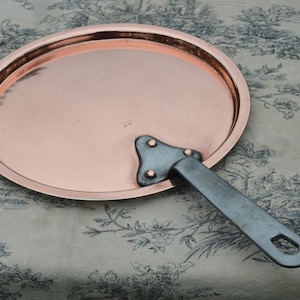 Couvercle de casserole professionnel en cuivre antique A La Menagere Paris Couvercle de casserole professionnel en cuivre avec poignées en fonte