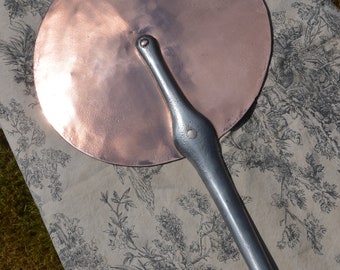 Couvercle français vintage en cuivre, 27 cm 10 5/8 po. 1,09 g 2 lb 6,4 oz. Nouveau couvercle anti-éclaboussures en étain, rivets en cuivre, poignée en fer, qualité, bord légèrement ondulé