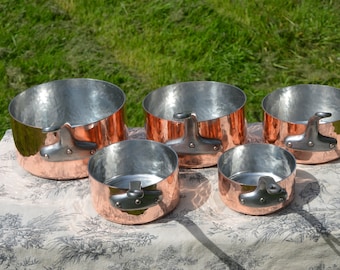 Kupferpfannen, neue Artisan-Dose, Vintage, fünf französische Kupferpfannen, 1,7–2 mm, Kupfernieten, Gusseisengriffe, Normandie-Küche, Kupfer