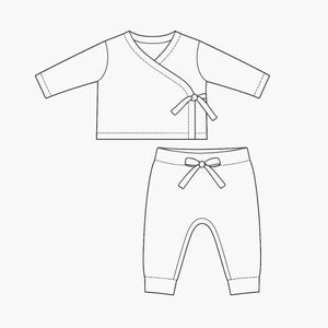 Op de afbeelding: Een witte babykledingset, bestaande uit een wikkelshirt met lange mouwen en een striksluiting en een bijpassende broek met een strikkoord. De set heeft een minimalistisch ontwerp, perfect voor pasgeborenen.