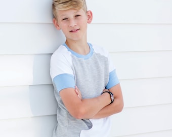 Patrón de costura en PDF: Suéter y túnica Snickerdoodle para niños - Mangas largas y cortas, bolsillo tipo canguro, tallas de 6 meses a 14 años