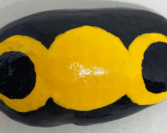 彩色された三月の女神の石：異教の祭壇装飾