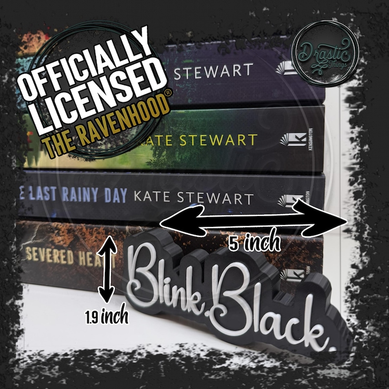 Op de afbeelding: Zwarte "Blink Black" boekensteun, 12,7 cm lang en 4,8 cm hoog, met witte cursieve tekst. De boekensteun staat voor een stapel boeken van Kate Stewart. De afbeelding bevat de tekst "OFFICIALLY LICENSED THE RAVENHOOD".
