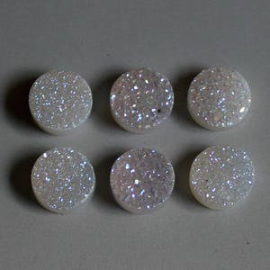 Die Seite natürliche Achat Quarz weiß Opal Farbe Titan funkelnden Druzy Cabochon geschliffen 8mm