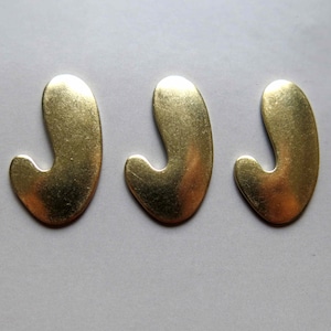 20 peças de pingentes de alfabeto em L de latão bruto, descobertas de letras 25 mm x 15 mm - F1074