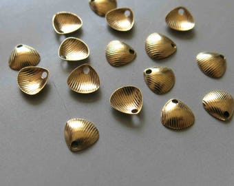 200pcs Raw Brass Shell Charms, Pendants 7mm - F455