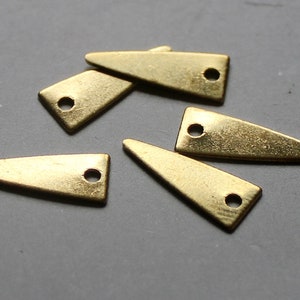 以下が含まれることがあります： 上部に穴が開いた、金色の三角形の金属製チャームが5つ。チャームの長さは約2.5cmです。