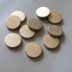 20 piezas de latón crudo redondo para estampar, etiqueta de estampación, dijes de monedas de 16 mm - F1154