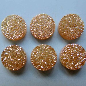 The side No Polished Natural Agate Quartz Champagne Color Titanium Sparkling Druzy Cabochon 12mm