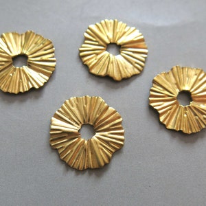 50pcs Raw Brass Flowers Charms, Pendants Findings 18mm - F1355