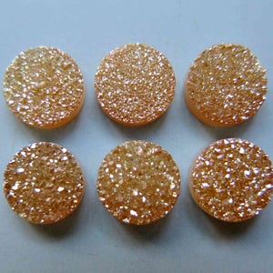 The side No Polished Natural Agate Quartz Champagne Color Titanium Sparkling Druzy Cabochon 10mm