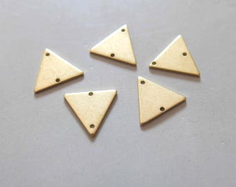 Op de afbeelding: Zes gouden driehoekige metalen bedels met elk twee gaten.