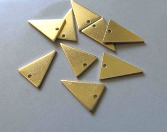 Op de afbeelding: Een set van tien goudkleurige driehoekige metalen bedels met een gat in elk om te bevestigen aan sieraden of andere knutselwerkjes.