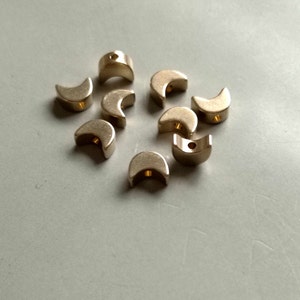 100個 生真鍮三日月ビーズ スペーサービーズ 6.7mmx5mmx3mm 厚さ - F272
