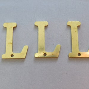 20pcs raw latón L- encantos del alfabeto, colgantes de la letra 24mm x 16mm - F1032