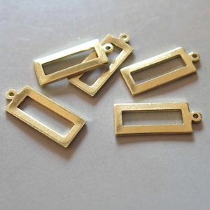 50 stuks rechthoekige bedeltjes van ruw messing met één gat, hanger 20 mm x 8 mm - F666