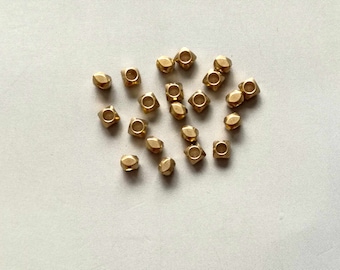 200 pezzi di perline distanziatrici sfaccettate quadrate in ottone grezzo 3 mm x 2,3 mm di spessore - F274