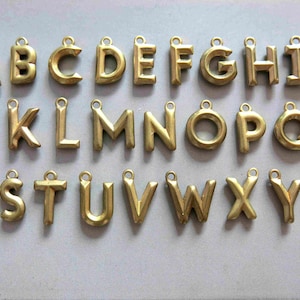 26 piezas de dijes de alfabeto de la A a la Z de latón crudo, colgantes con letras de 13 mm x 8 mm - F1356
