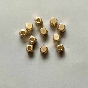 200 pezzi di ottone grezzo quadrato con angoli arrotondati perline distanziatrici 2 mm x 2,5 mm - F423