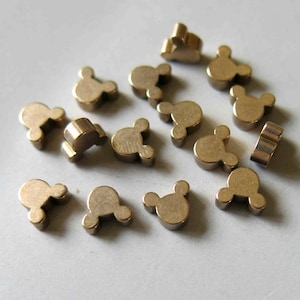 50 piezas de dijes de latón crudo, sin agujeros, para hacer joyas, 5,5 mm - F539