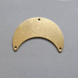 Könnte beinhalten: Ein goldfarbener Metall-Halbmond-Anhänger mit zwei Löchern zum Anbringen an Schmuck oder andere Bastelarbeiten.