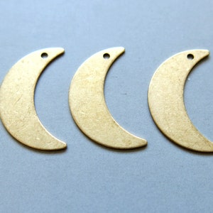 100pcs Raw Brass Crescent moon Charms, Pendant Findings 22mmx13.5mm - F1306