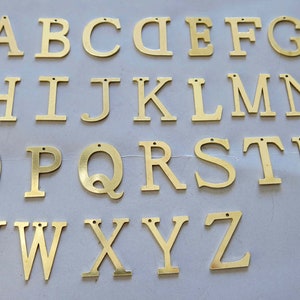 Amuletos de alfabeto A-Z de latón crudo, colgantes de letras 24mm x 15mm - F1030