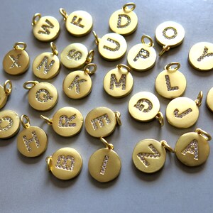 Colgantes de letra micro pave de oro satinado CZ, encantos de zirconia cúbica - CZ202