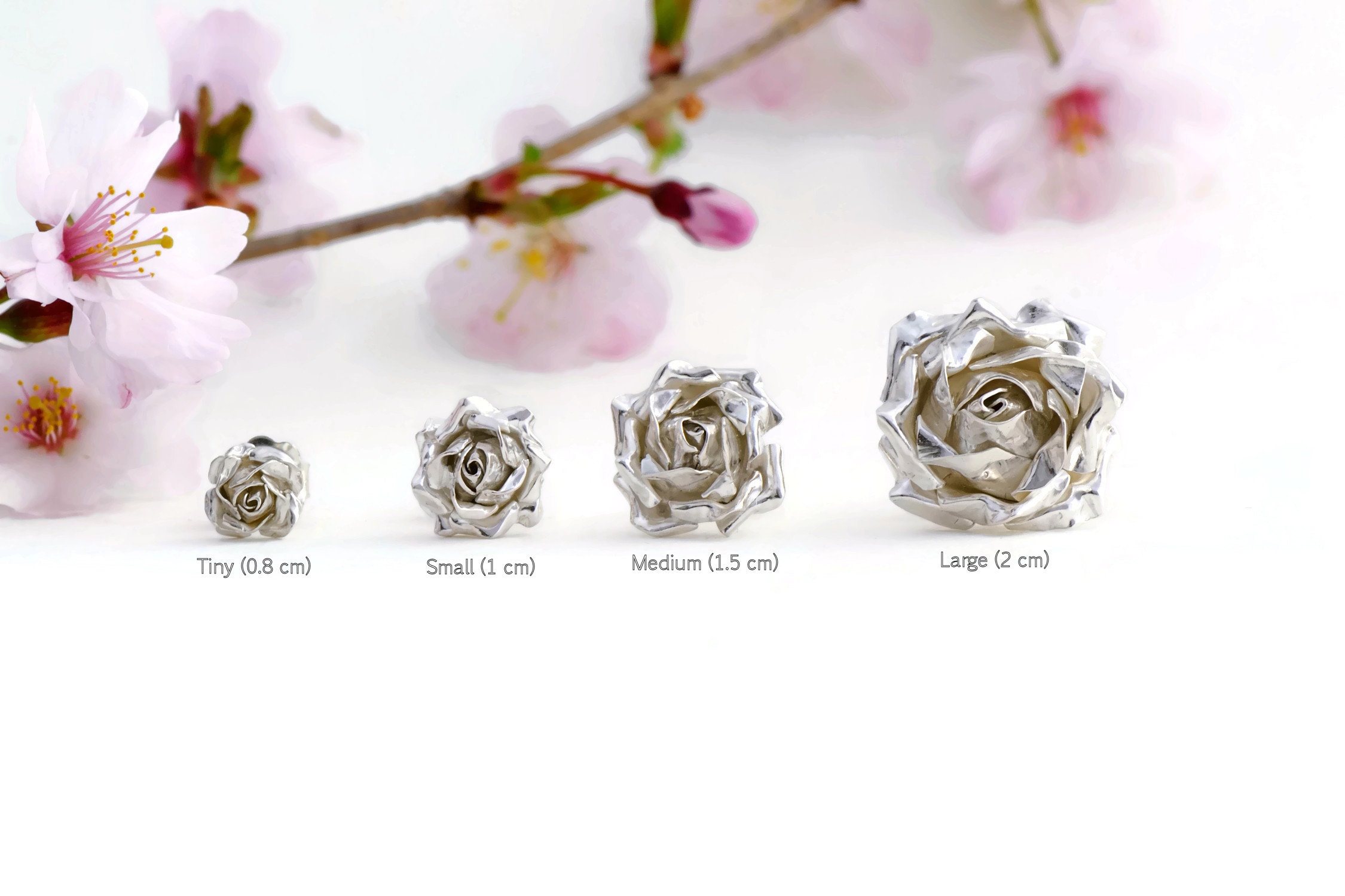 Orecchini a Lobo Piccole Rose Bianche in Ottone Argentato con Borchie in Argento Sterling, Romantici Orecchini Fiore di San Valentino - Italia