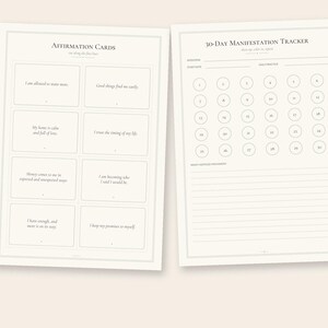 Pode incluir: Duas folhas de papel em tom creme com texto e linhas pretas. A folha da esquerda intitula-se Affirmation Cards com oito caixas retangulares contendo texto. A folha da direita intitula-se 30-Day Manifestation Tracker com trinta c&iacute;rculos numerados e sec&ccedil;&otilde;es pautadas para notas.