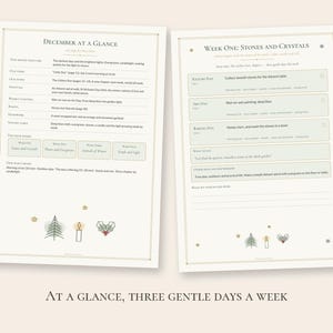 Puede incluir: Dos p&aacute;ginas impresas tituladas December at a Glance y Week One: Stones and Crystals. Los documentos presentan esquemas de actividades, horarios diarios y temas estacionales, decorados con peque&ntilde;os iconos de &aacute;rboles, velas y acebo.