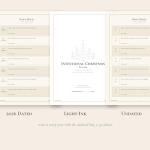 K&ouml;nnte beinhalten: Ein Planer-Set mit einer zentralen Titelseite mit der Aufschrift An Intentional Christmas Planner und einer Strichzeichnung eines Baumes, flankiert von zwei Tagesseiten mit der &Uuml;berschrift Daily Magic und Eingabefeldern f&uuml;r die Tage 1 bis 7.
